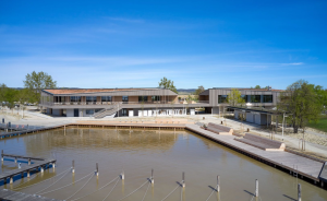 Marina Seebad Breitenbrunn, auch genannt Neuer Strand, Anlegestelle am See vor modernem Holzgebäude