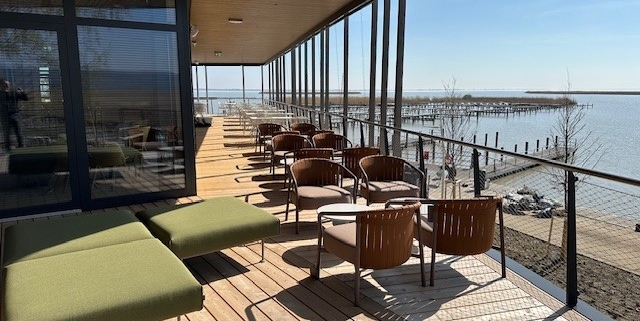 Marina Seebad Breitenbrunn, auch genannt Neuer Strand, Anlegestelle am See, Restaurant Libelle in modernem Holzgebäude mit Blick auf See