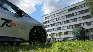 E-Fahrzeug seitlicher Anblick, Blick auf das Wiener Büro