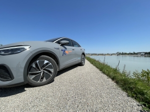 E-Fahrzeuge von der Seite am Fluss, Dienstwagen